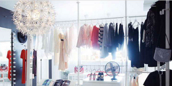 Rangements vêtements d’angle « Stolment » pour montage mural ou au plafond. Aluminium laqué et surface laquée. Designer : Ehlén Johansson. 212/359 x 50 cm  - H 210-330 cm. 438 euros chez Ikea