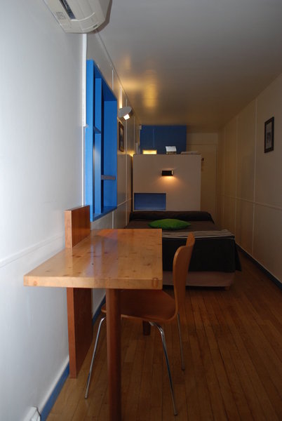 L'une des cellules, chambre sobre et confort sommaire.