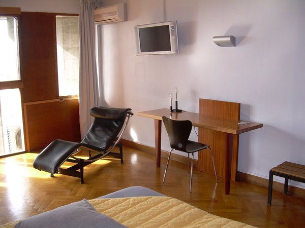L'une des plus grandes chambres de l'hôtel, dans laquelle l'esprit Le Corbusier est parfaitement respecté.