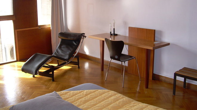 L'une des plus grandes chambres de l'hôtel, dans laquelle l'esprit Le Corbusier est parfaitement respecté.