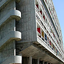 Angle du bâtiment aux grandes baies colorées.