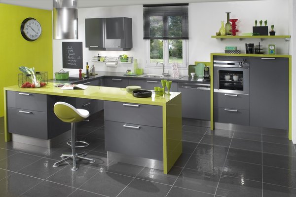 Côté déco, cette cuisine s’inscrit dans la modernité avec ses façades anthracite relevées de vert brillant. Côté pratique, les tiroirs profonds et placards équipés de plateaux à sortie totale jouent la carte de l’ergonomie. 919 € l’implantation type. Collection Twist. Lapeyre.