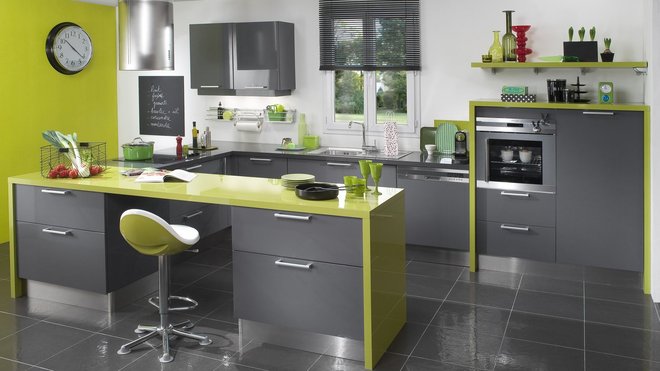 Côté déco, cette cuisine s’inscrit dans la modernité avec ses façades anthracite relevées de vert brillant. Côté pratique, les tiroirs profonds et placards équipés de plateaux à sortie totale jouent la carte de l’ergonomie. 919 € l’implantation type. Collection Twist. Lapeyre. Côté déco, cette cuisine s’inscrit dans la modernité avec ses façades anthracite relevées de vert brillant. Côté pratique, les tiroirs profonds et placards équipés de plateaux à sortie totale jouent la carte de l’ergonomie. 919 € l’implantation type. Collection Twist. Lapeyre.