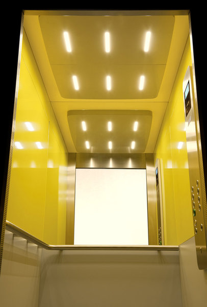 Eric Gizard a pris la décision de substituer les angles au profit des courbes. L’impression d’être dans un cocon rend ce moment de passage plus agréable et moins oppressant.