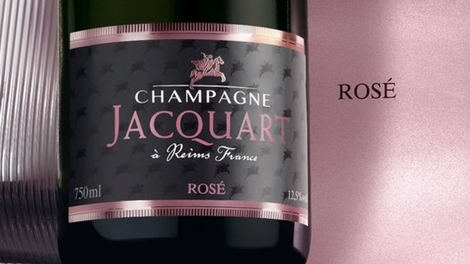 En rosé, servi avec le tataki de saumon.