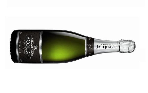 La complexité des vins de champagne, proposés par Jacquart, s’expliquent par la richesse et la variété de son terroir champenois, où deux milles vignerons récoltent le raisin.