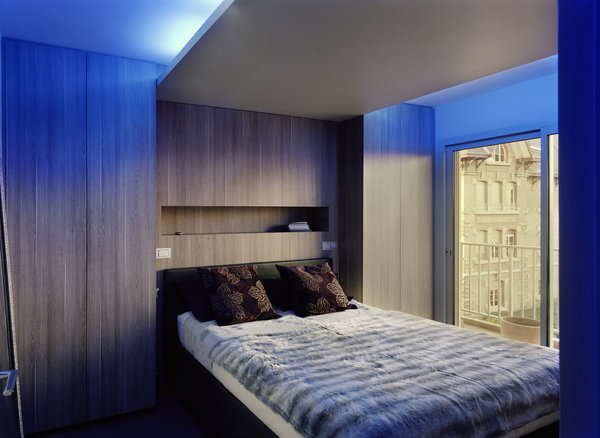 Invitation à la paresse, le placage de la chambre utilise un stratifié en cœur de pommier de Polyrey. Grâce à un éclairage indirect, la lumière bleutée offre une impression de calme et de paix.