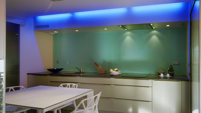 Composée d’une crédence couleur de lagon, la cuisine est déplacée près de la terrasse pour profiter pleinement de la lumière naturelle du soleil. Elle provient de chez le cuisiniste Astral, quai Augagneur, à Lyon.