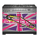 Le piano revisite l’Union Jack en version punk rock. Ce piano dispose de sept foyers dont une multizone avec deux foyers céramiques et une grille plancha amovible, un four multifonctions programmable de 69 litres, un four à chaleur tournante de 69 litres, un compartiment gril séparé équipé d’un plateau coulissant et un support wok. 5 500 €. Piano Love save the Queen. Falcon.