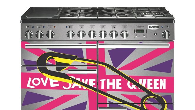 Le piano revisite l’Union Jack en version punk rock. Ce piano dispose de sept foyers dont une multizone avec deux foyers céramiques et une grille plancha amovible, un four multifonctions programmable de 69 litres, un four à chaleur tournante de 69 litres, un compartiment gril séparé équipé d’un plateau coulissant et un support wok. 5 500 €. Piano Love save the Queen. Falcon. Le piano revisite l’Union Jack en version punk rock. Ce piano dispose de sept foyers dont une multizone avec deux foyers céramiques et une grille plancha amovible, un four multifonctions programmable de 69 litres, un four à chaleur tournante de 69 litres, un compartiment gril séparé équipé d’un plateau coulissant et un support wok. 5 500 €. Piano Love save the Queen. Falcon.