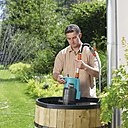 Avec la pompe « Singin’in the rain », de Gardena, vous pourrez récupérer directement  l’eau de votre récupérateur et arroser votre jardin gratuitement.