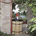 Le récupérateur d’eau de Gardena se dissimule dans le jardin, grâce à sa structure en bois. Esthétique, économique et écologique, il est l’élément essentiel pour une meilleure maîtrise de l’eau.