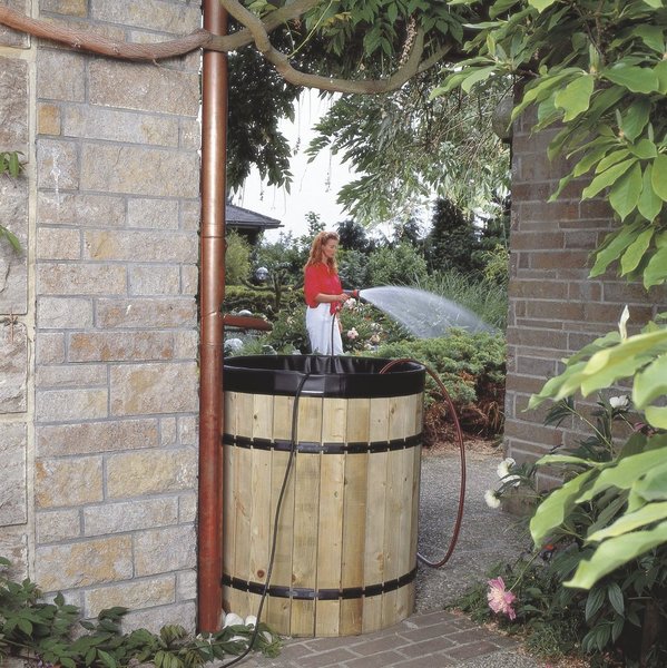 Le récupérateur d’eau de Gardena se dissimule dans le jardin, grâce à sa structure en bois. Esthétique, économique et écologique, il est l’élément essentiel pour une meilleure maîtrise de l’eau.