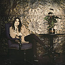 Laura Gonzalez harmonise la couleur des anthuriums au décor général. Ici, les fleurs pourpres ressortent sur le fond doré, et s’accordent au sol et au fauteuil foncés.