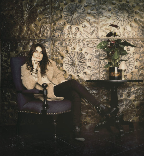 Laura Gonzalez harmonise la couleur des anthuriums au décor général. Ici, les fleurs pourpres ressortent sur le fond doré, et s’accordent au sol et au fauteuil foncés.