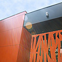 Vitrail de lignes brisées qui animent le cube droit et stricte