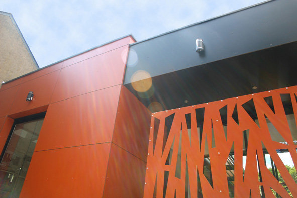 Vitrail de lignes brisées qui animent le cube droit et stricte