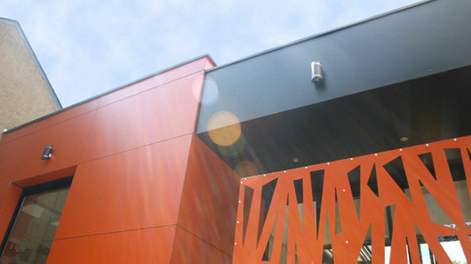 Vitrail de lignes brisées qui animent le cube droit et stricte Vitrail de lignes brisées qui animent le cube droit et stricte