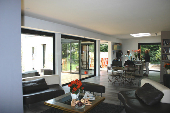 L'intérieur du séjour est chauffé et éclairé par le mur vitré.