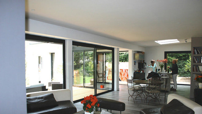 L'intérieur du séjour est chauffé et éclairé par le mur vitré. L'intérieur du séjour est chauffé et éclairé par le mur vitré.