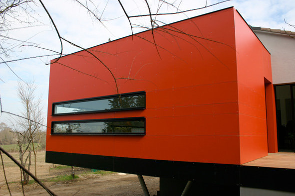 Le bardage rouge et noir impose fortement une architecture contemporaine.