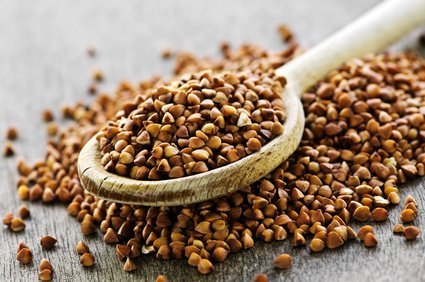 Le sarrasin n’est pas une céréale, mais une fois broyé, devient une farine qui s’adapte au régime sans gluten. Il peut également se consommer sous forme de graines, pour apporter une saveur de noisette et son croquant à un plat.