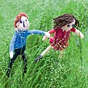 Georges et sa soeur courent à travers champs à la recherche d'un trésor.