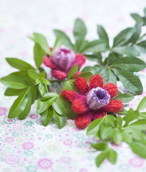Les fleurs des îles réalisées en laine mohair ne fanent  jamais et fleurissent à merveille cols de vestes et lainages.