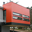 L'extension en porte à faux donne un vrai style au modeste pavillon d'origine.