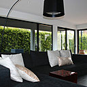 Le salon lumineux et ses longues baies vitrées.