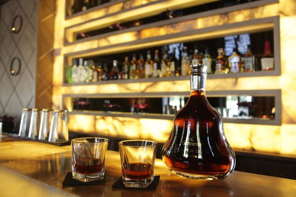 Au pied de l’Arc de Triomphe, faites-vous le plaisir de d'aller déguster un verre à l'Arc, et pourquoi pas un cocktail fait avec du cognac Hennessy...