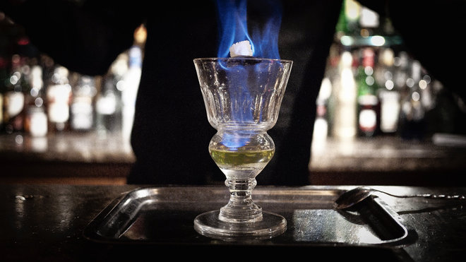 Un verre d'absinthe chez Lapérouse, avec le rituel adéquat... le grand chic sous les boiseries de ce temple littéraire. Un verre d'absinthe chez Lapérouse, avec le rituel adéquat... le grand chic sous les boiseries de ce temple littéraire.
