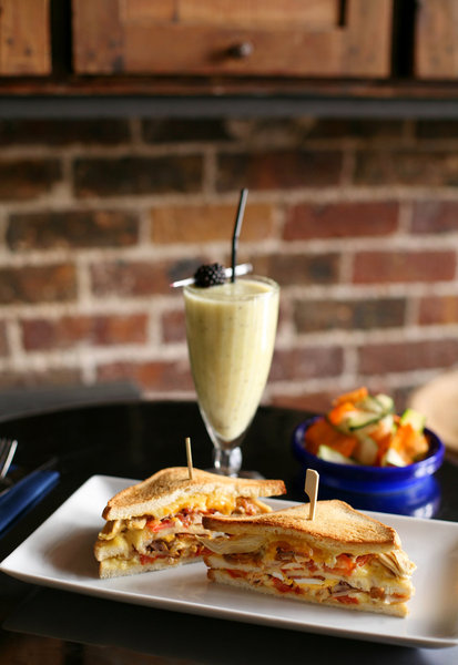 A la fois club anglais intimiste et style rock rebelle, The Club propose une belle carte de cocktails élaborés à partir d’alcools premium.