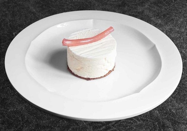 Avec sa forme de cheese-cake, Gilles Stassart revisite le dessert américain, en l’accompagnant de salsifis. Une nouvelle manière de manger des légumes même au dessert.