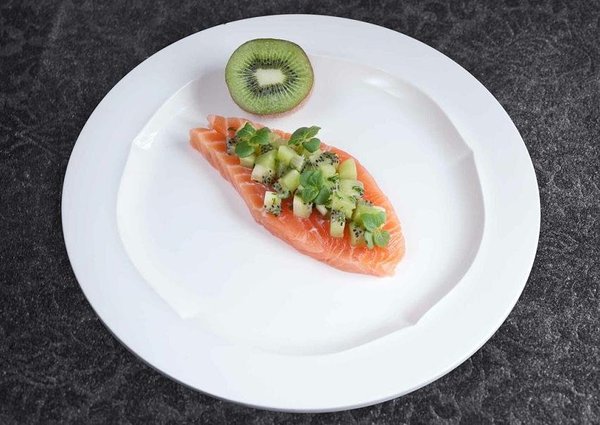 Le chef Gilles Stassart propose de cuire son poisson en ceviche, dans une préparation de gros sel, à la façon du gravlax. Le kiwi et les herbes aromatiques apporteront une touche exotique, tout en accentuant la fraîcheur du plat.