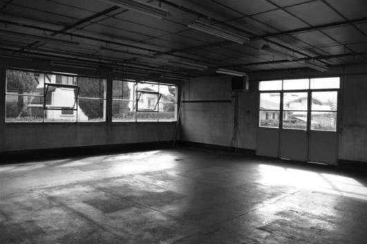 Une vaste usine avec des ouvertures existantes conservées pour éviter des démarches administratives longues et incertaines…