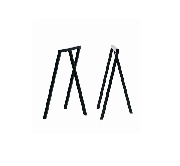 Les tréteaux Loop, designés par Leif Jorgensen pour la marque Hay, sont en acier laqué époxy, et reprennent la forme du chevalet classique. Largeur : 64,5 cm, profondeur : 37 cm, hauteur : 72 cm, 167 € la paire, en noir ou blanc.