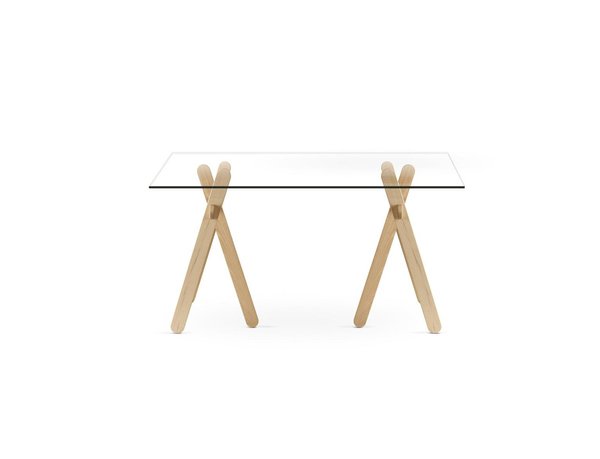 Ces tréteaux en hêtre, designés par Aurélien Barbry pour Eno Studio, s'harmonisent élégamment à un plateau de verre. Leur simplicité donne un look épuré à n'importe quelle pièce.