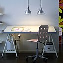 Ces tréteaux Ikea Vika Artur peuvent se régler en hauteur et en inclinaison, pour un bureau d'architecte modulable et pratique. En sifou massif, ils sont disponibles bruts, ou peints à l'acrylique blanche.