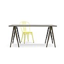 Les tréteaux Tolix kaki, designés par Normal Studio, en métal peint brut et vernis mat, donnent une allure industriel à un bureau ou à une salle à manger.