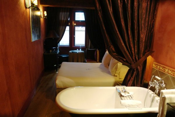 Chaque chambre de l’hôtel de la Cour des Loges est unique, en proposant une décoration personnalisée, avec pour fil rouge un contraste entre design et style d’époque.