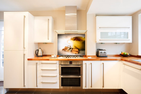 La crédence à imprimé cannelle agrémente la cuisine blanche, tout en protégeant le mur des éclaboussures de cuisson.