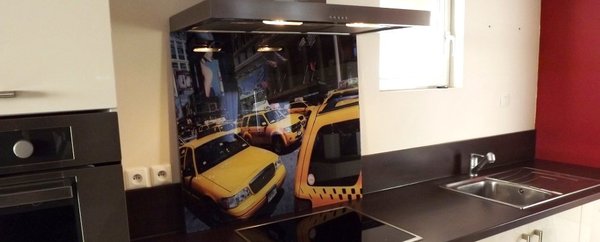 Les taxis jaunes de New-York apporte une touche exotique et colorée à une cuisine aux tons neutres.