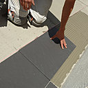 S’il est possible d’obtenir une terrasse à partir d’une simple chape de béton, un revêtement extérieur de type en pierre ou en bois est un choix plus esthétique.