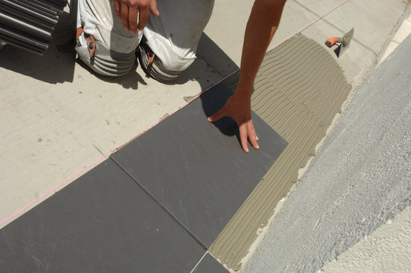 S’il est possible d’obtenir une terrasse à partir d’une simple chape de béton, un revêtement extérieur de type en pierre ou en bois est un choix plus esthétique.