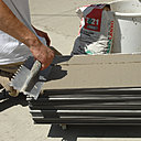 La technique du double encollage est préconisée, afin d’assurer une meilleure stabilité au revêtement, sollicité par le passage et les contraintes climatiques.