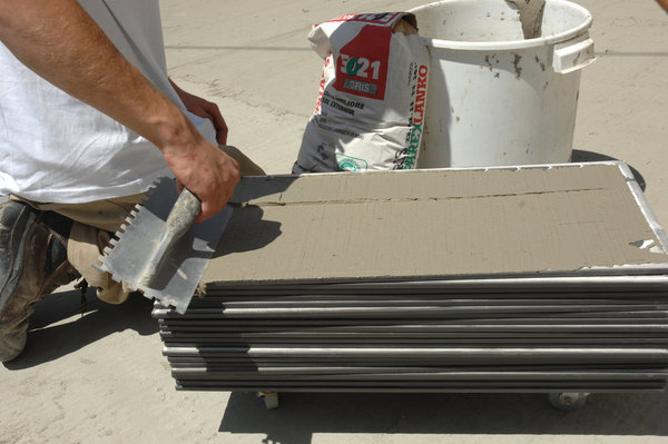 La technique du double encollage est préconisée, afin d’assurer une meilleure stabilité au revêtement, sollicité par le passage et les contraintes climatiques.