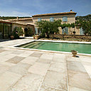 La terrasse est le lieu propice au farniente. Que ce soit entre amis ou en famille, vous pourrez y profiter des beaux jours.