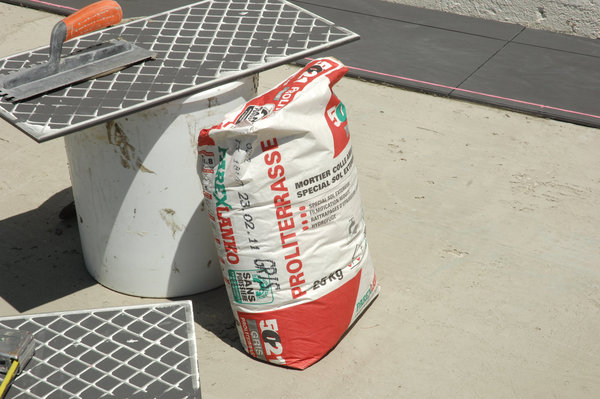 Grâce à Parexlanko, un mortier colle amélioré pour correspondre à la pose de revêtement extérieur, qualité et tenue sur le long terme vous seront assurées.