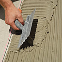 Avant de passer à l’étape revêtement, n’oubliez pas de patienter le temps nécessaire à la chape de béton pour sécher.